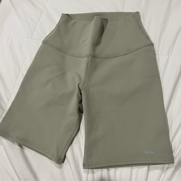 Alo Yoga Shorts color limestone XS for Women - Picture 5 of 5